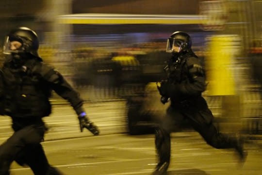 Polizisten räumen eine Kreuzung im Stadtteil Connewitz in der Silvesternacht.