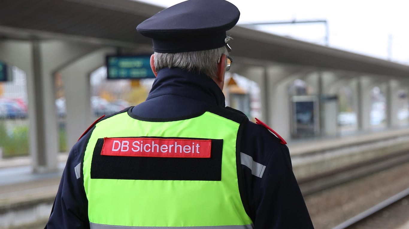 Ein Mitarbeiter des DB Sicherheitsdienst am Bahnsteig: Der Mann trug Handschuhe weshalb er durch den Biss nicht verletzt wurde. (Symbolbild)