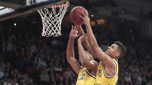 Berlins Johannes Thiemann (l) und Kenneth Ogbe beim Rebound.