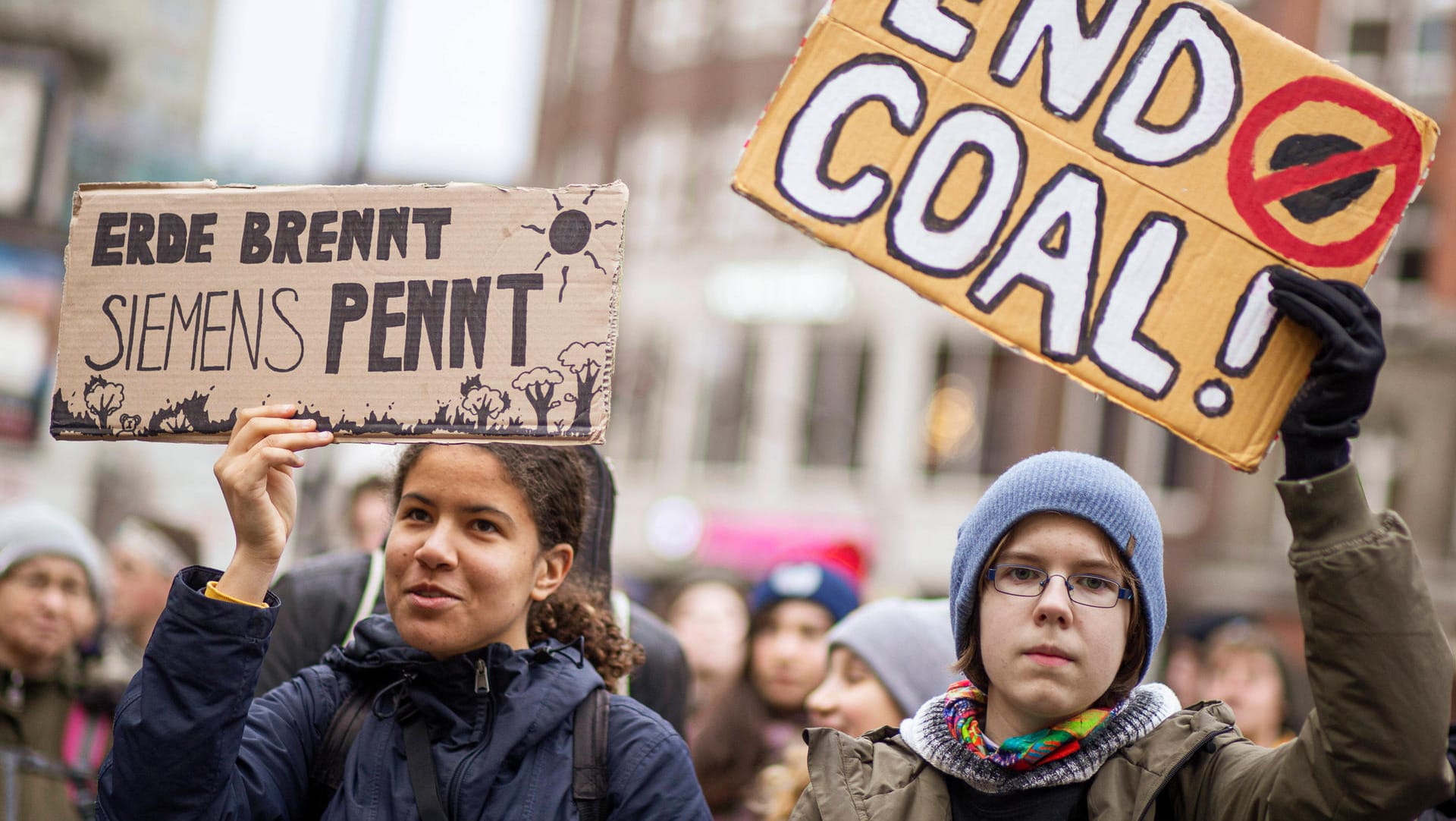 Nachricht an Siemens: Schüler halten Schilder bei der Fridays-For-Future-Demo am Freitag in Hamburg hoch.