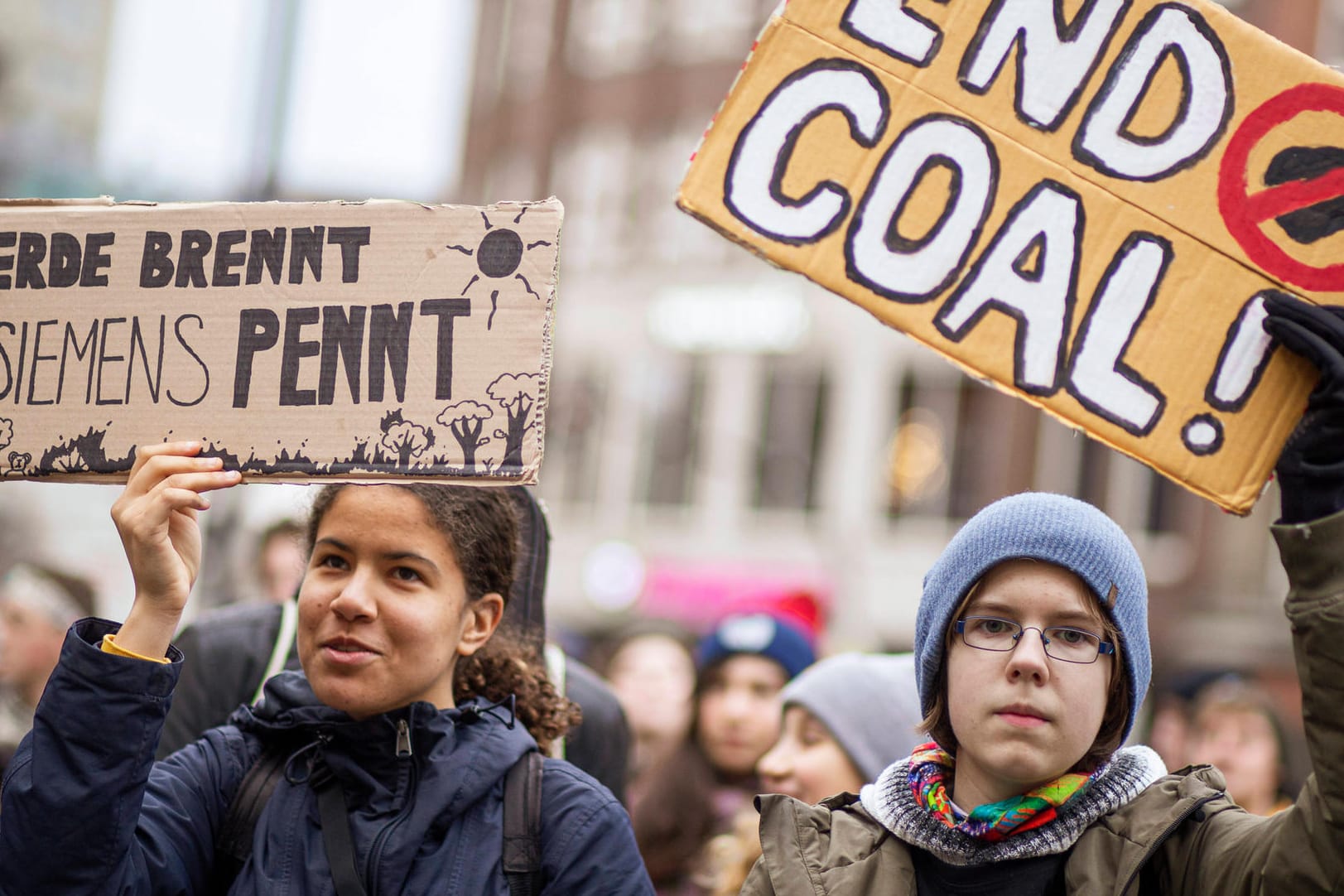 Nachricht an Siemens: Schüler halten Schilder bei der Fridays-For-Future-Demo am Freitag in Hamburg hoch.