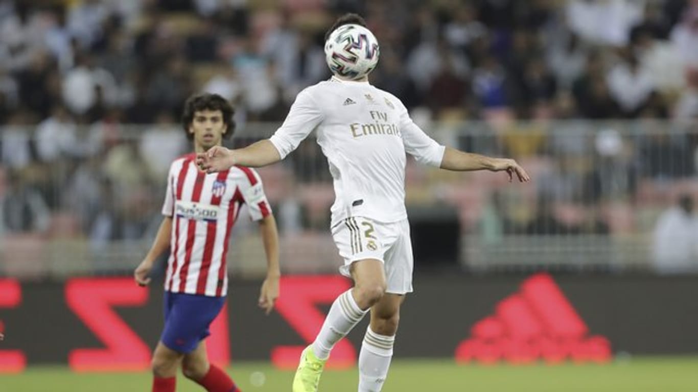 Reals Daniel Carvajal (r) stoppt den Ball.