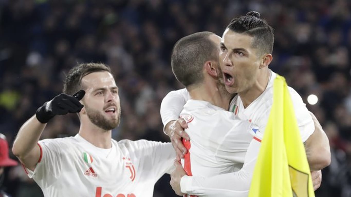 Juventus' Cristiano Ronaldo (r) feiert nach dem zweiten Tor seiner Mannschaft mit seinen Teamkollegen.