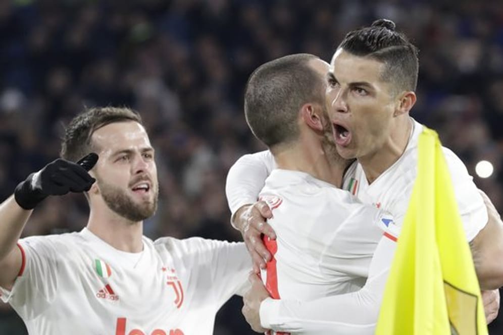 Juventus' Cristiano Ronaldo (r) feiert nach dem zweiten Tor seiner Mannschaft mit seinen Teamkollegen.