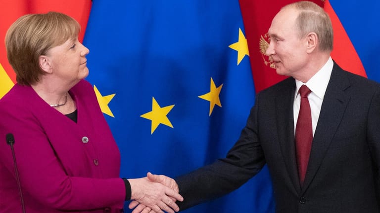 Bedeutender Handschlag von Merkel und Putin: Wenig Gemeinsamkeiten, aber gemeinsame Ziele.