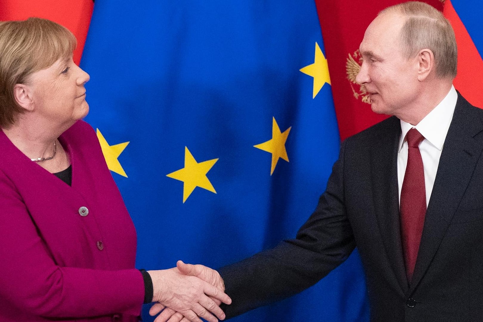 Bedeutender Handschlag von Merkel und Putin: Wenig Gemeinsamkeiten, aber gemeinsame Ziele.