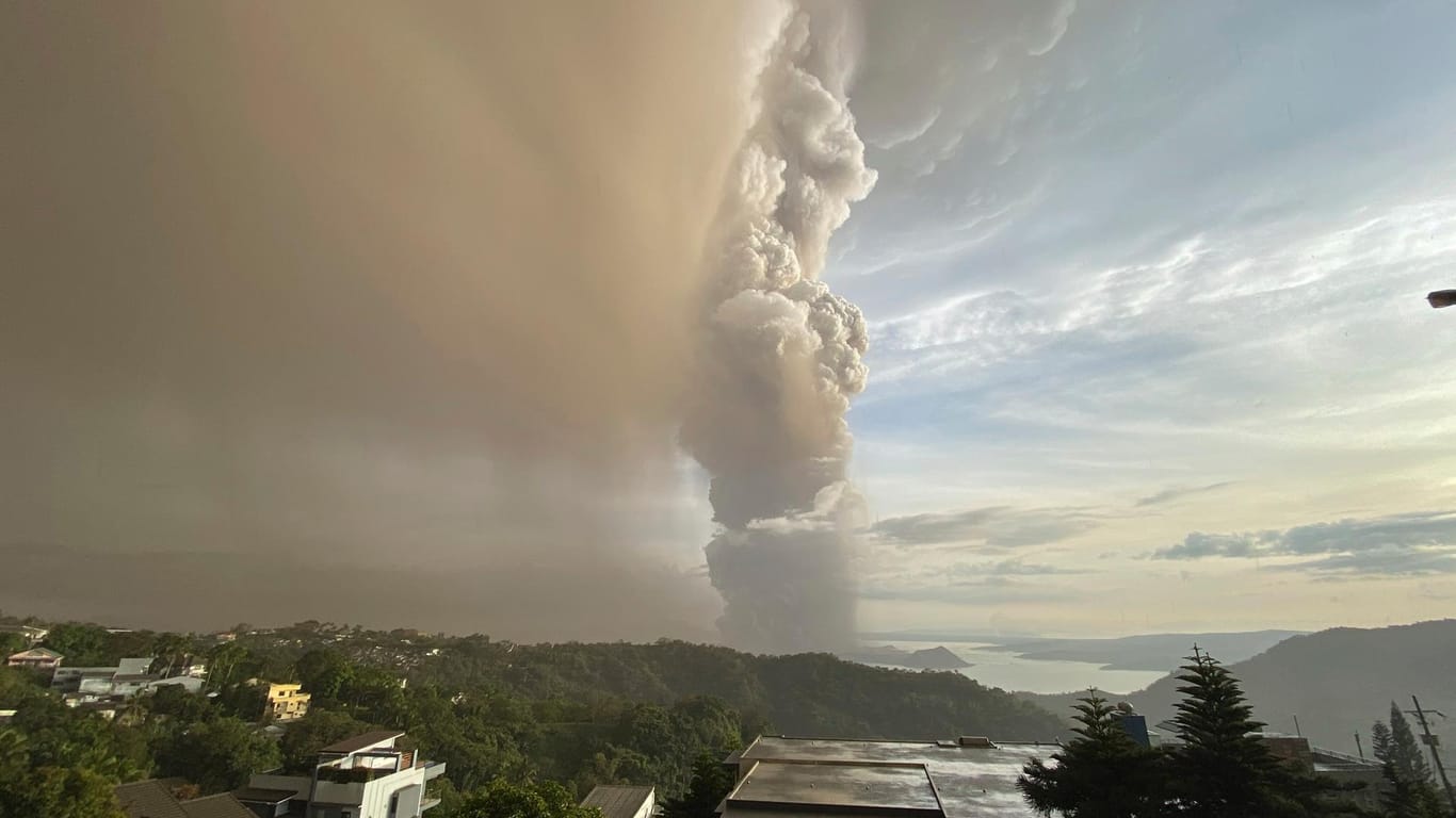 Eine Landschaft in der philippinischen Provinz Cavite, südlich der Hauptstadt, wird während eines Ausbruchs des Vulkans "Taal" von riesigen Rauchwolken überzogen.