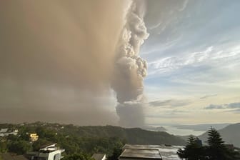 Eine Landschaft in der philippinischen Provinz Cavite, südlich der Hauptstadt, wird während eines Ausbruchs des Vulkans "Taal" von riesigen Rauchwolken überzogen.