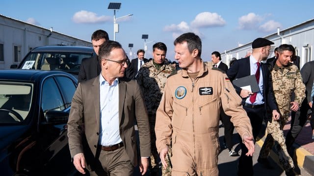 Außenminister Heiko Maas (l) wird auf der Luftwaffenbasis Al-Asrak von Oberst Markus Kleinbauer, Kommandeur des deutschen Einsatzkontingentes Counter Daesh, durch das Lager geführt. Außenminister Heiko Maas (l) wird auf der Luftwaffenbasis Al-Asrak von Oberst Markus Kleinbauer, Kommandeur des deutschen Einsatzkontingentes Counter Daesh, durch das Lager geführt.