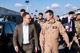 Außenminister Heiko Maas (l) wird auf der Luftwaffenbasis Al-Asrak von Oberst Markus Kleinbauer, Kommandeur des deutschen Einsatzkontingentes Counter Daesh, durch das Lager geführt.