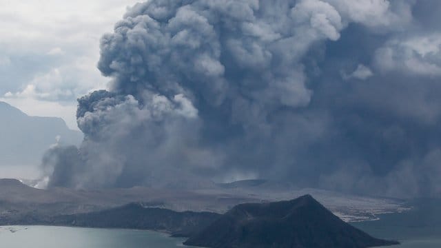 Der Taal könnte Hunderttausende Menschen in die Flucht treiben. Der Taal könnte Hunderttausende Menschen in die Flucht treiben.