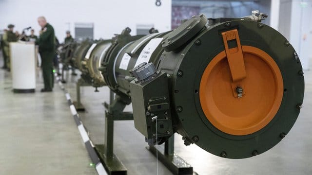 Der neue russische Marschflugkörper vom Typ 9M729 ist zur Präsentation in einer Halle aufgestellt. Der neue russische Marschflugkörper vom Typ 9M729 ist zur Präsentation in einer Halle aufgestellt.