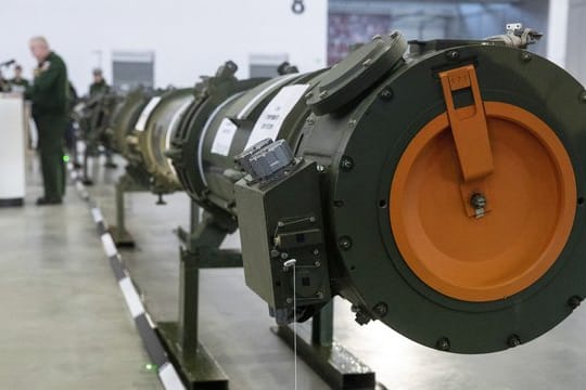 Der neue russische Marschflugkörper vom Typ 9M729 ist zur Präsentation in einer Halle aufgestellt.