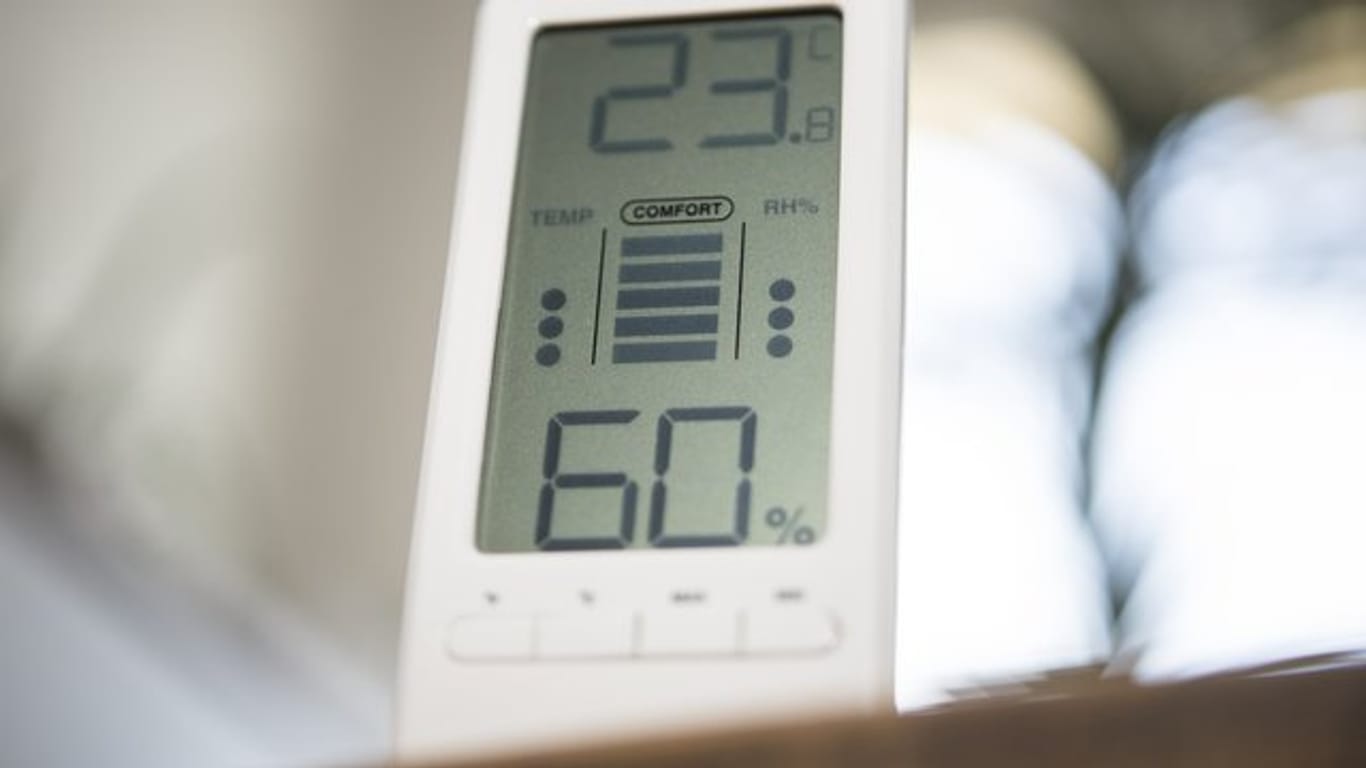 Ein Hygrometer misst die Feuchtigkeit im Wohnraum in Abhängigkeit von der Lufttemperatur.