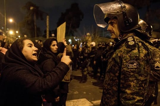 Schon in den Tagen nach dem versehentlichen Abschuss der Linienmaschine hatten Hunderte Menschen gegen die Führung der Islamischen Republik protestiert.