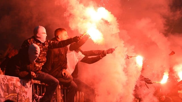Fans zünden Pyrotechnik auf der Tribüne.