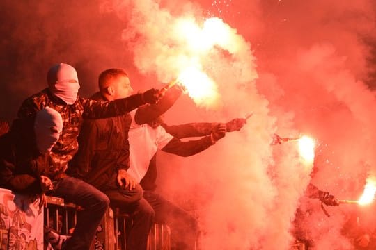 Fans zünden Pyrotechnik auf der Tribüne.