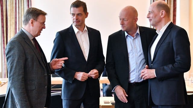 Ministerpräsident Bodo Ramelow (Linke) und die Parteivorsitzenden Mike Mohring (CDU), Thomas Kemmerich (FDP) und Wolfgang Tiefensee (SPD) treffen zum Gespräch. Ministerpräsident Bodo Ramelow (Linke) und die Parteivorsitzenden Mike Mohring (CDU), Thomas Kemmerich (FDP) und Wolfgang Tiefensee (SPD) treffen zum Gespräch.