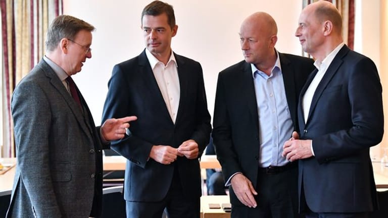 Ministerpräsident Bodo Ramelow (Linke) und die Parteivorsitzenden Mike Mohring (CDU), Thomas Kemmerich (FDP) und Wolfgang Tiefensee (SPD) treffen zum Gespräch.