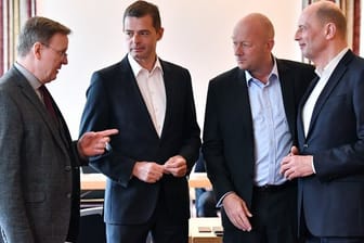 Ministerpräsident Bodo Ramelow (Linke) und die Parteivorsitzenden Mike Mohring (CDU), Thomas Kemmerich (FDP) und Wolfgang Tiefensee (SPD) treffen zum Gespräch.