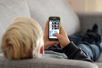55 Prozent der Eltern berichten in einer Umfrage von schlechten Erfahrungen ihrer Kinder im Netz oder von übermäßiger Nutzung.