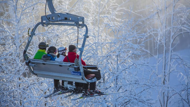 Winterberg im Hochsauerlandkreis: Ein Mädchen ist im Skigebiet Kappe aus dem Lift gefallen. (Symbolbild)