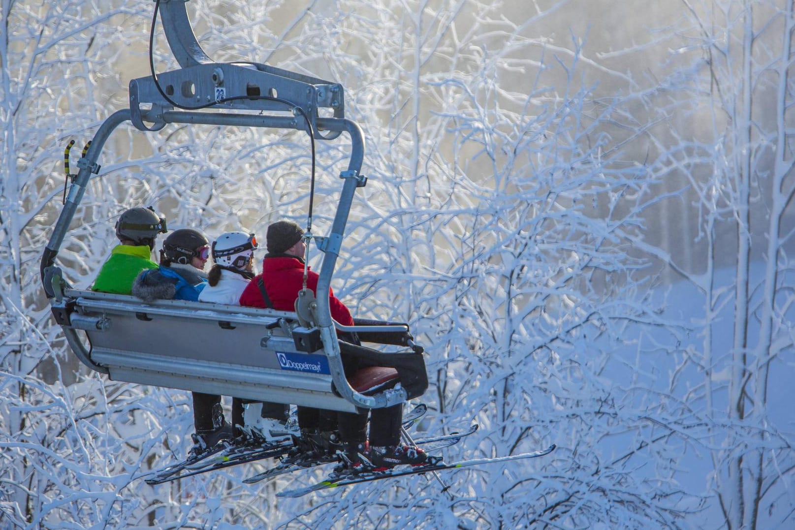 Winterberg im Hochsauerlandkreis: Ein Mädchen ist im Skigebiet Kappe aus dem Lift gefallen. (Symbolbild)