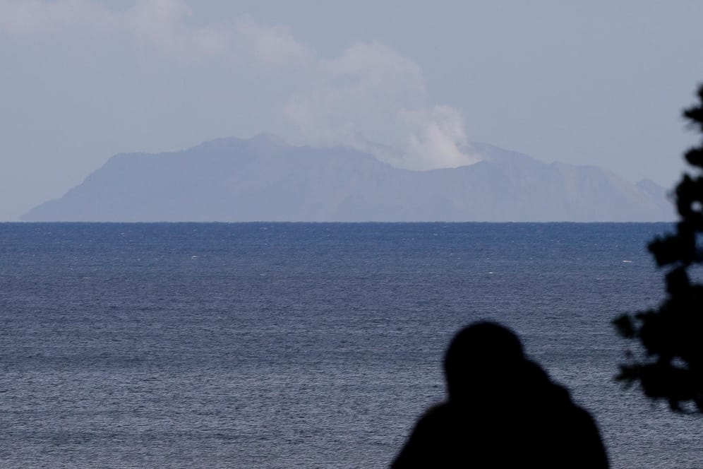 Rauchschwaden steigen über der Vulkaninsel White Island auf: Die Zahl der Todesopfer beträgt nun insgesamt 20. (Archivbild)