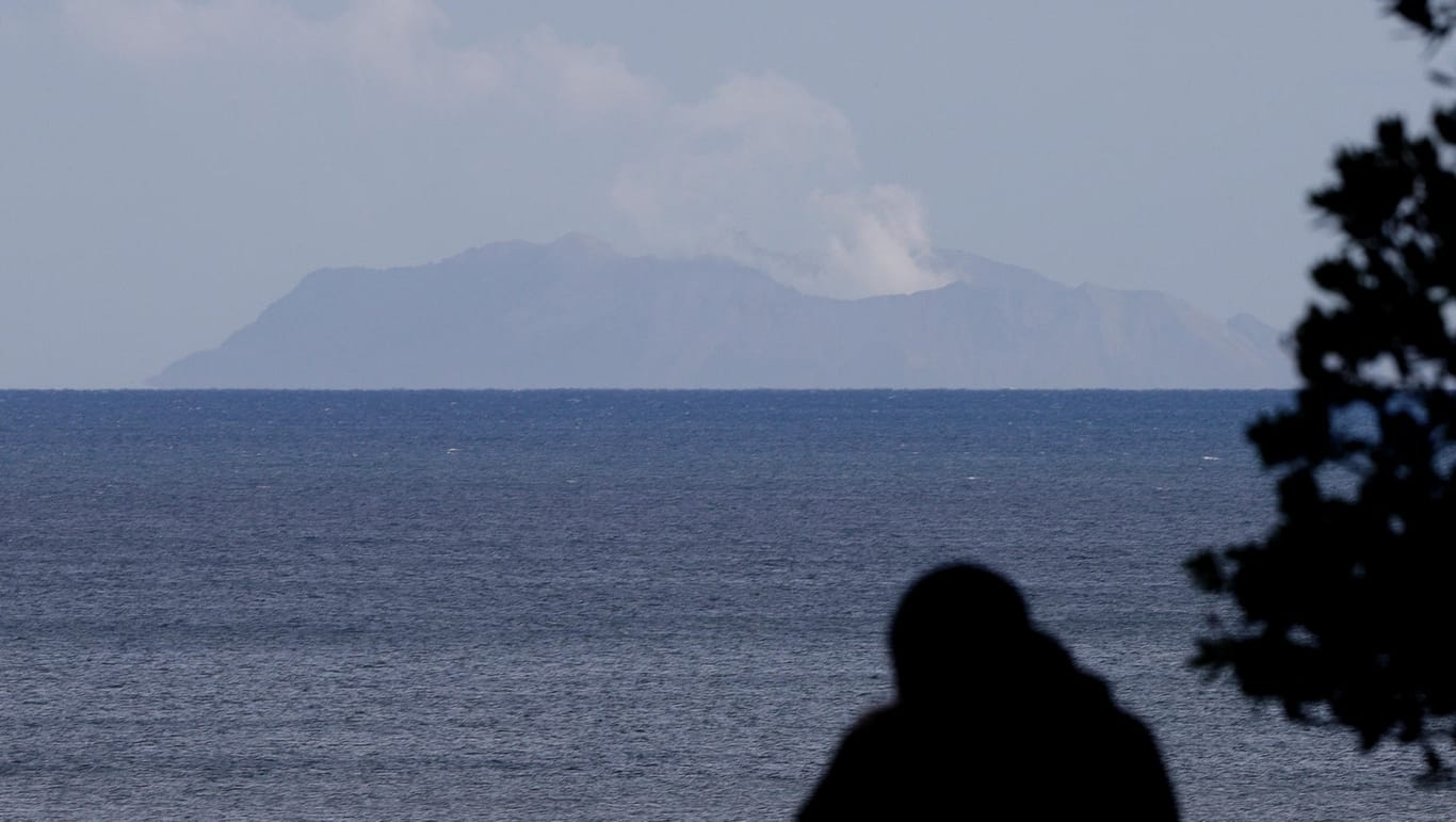 Rauchschwaden steigen über der Vulkaninsel White Island auf: Die Zahl der Todesopfer beträgt nun insgesamt 20. (Archivbild)
