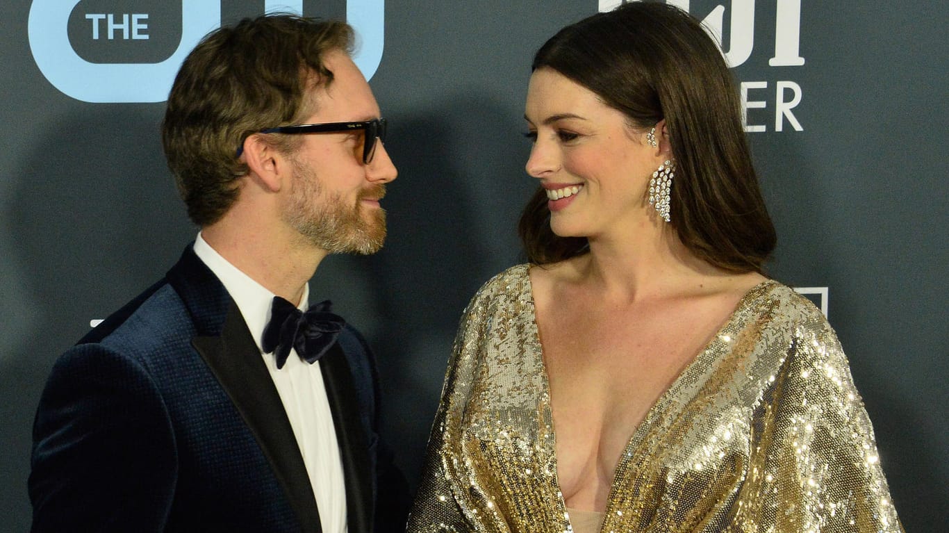 Anne Hathaway und Adam Shulman: Das Ehepaar hat sich am Sonntagabend bei den Critics' Choice Awards gezeigt.