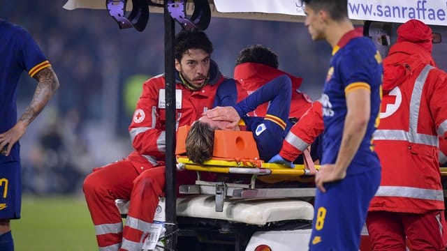 Roms Nicolo Zaniolo wurde unter Tränen vom Platz gebracht. Roms Nicolo Zaniolo wurde unter Tränen vom Platz gebracht.