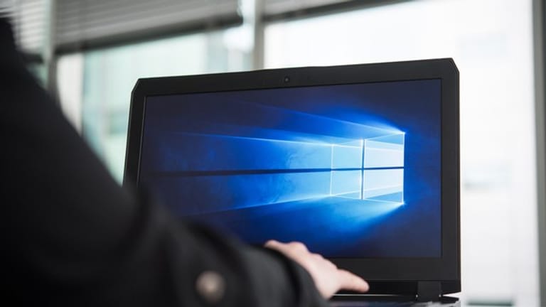 Laptop mit Windows 10 (Symbolbild): Wer bei Windows 7 bleibt, setzt sich einem unkalkulierbarem Sicherheitsrisiko aus.