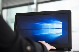 Laptop mit Windows 10 (Symbolbild): Wer bei Windows 7 bleibt, setzt sich einem unkalkulierbarem Sicherheitsrisiko aus.