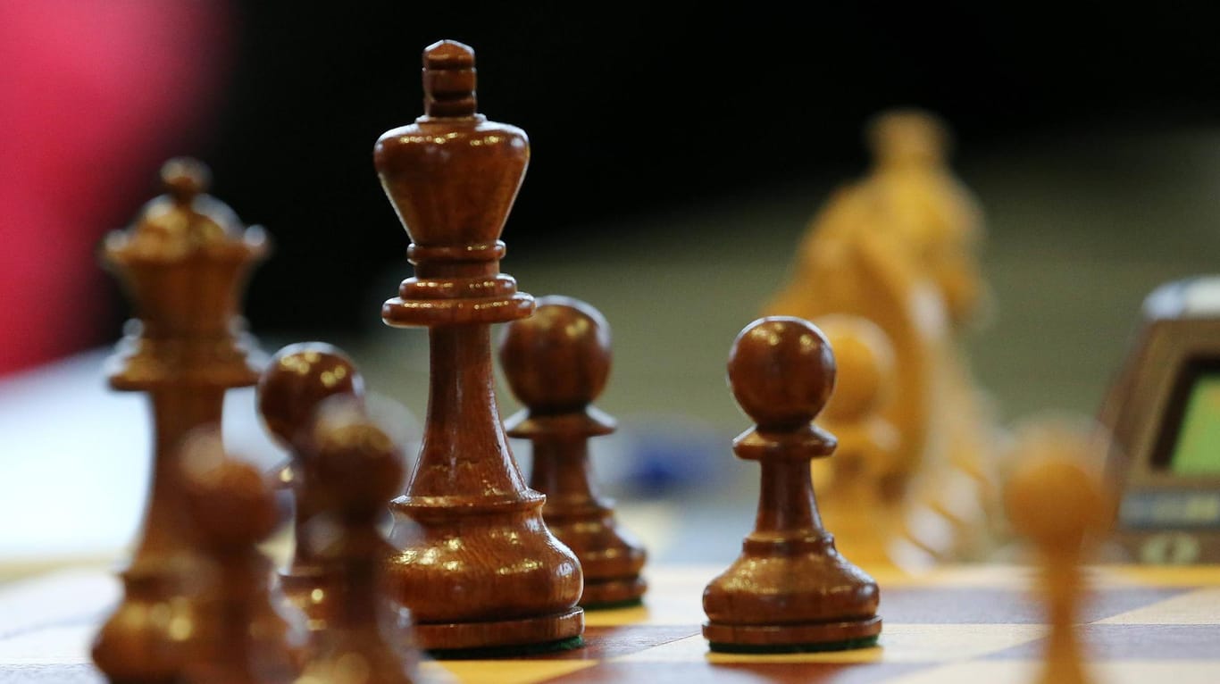 Schachfiguren auf dem Schachbrett: Shohreh Bayat überwacht als Chef-Schiedsrichterin die täglichen Matches bei der Schach-WM der Frauen. (Symbolbild)