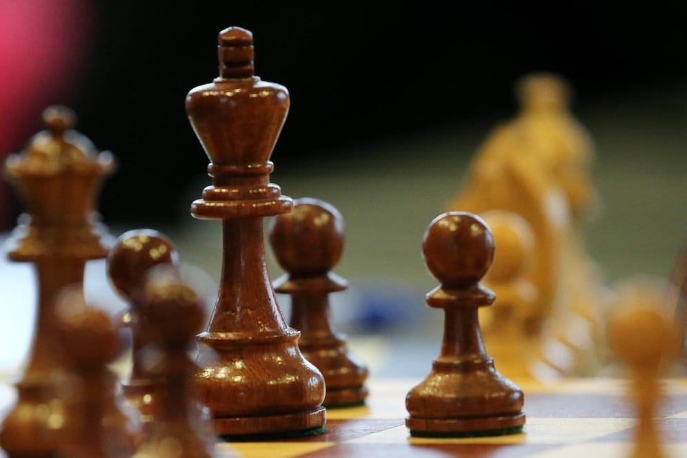 Schachfiguren auf dem Schachbrett: Shohreh Bayat überwacht als Chef-Schiedsrichterin die täglichen Matches bei der Schach-WM der Frauen. (Symbolbild)