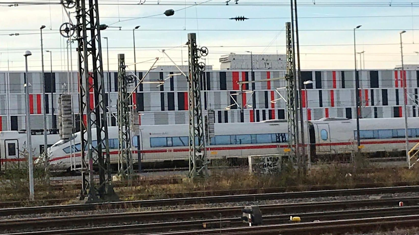 ICE vor dem Wartungswerk in Köln-Longerich: Die Bahn testet ihre ICE-Hupen mitten im Wohngebiet.