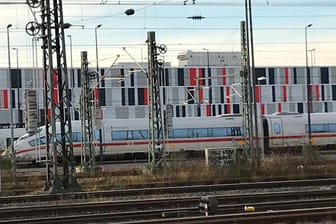 ICE vor dem Wartungswerk in Köln-Longerich: Die Bahn testet ihre ICE-Hupen mitten im Wohngebiet.