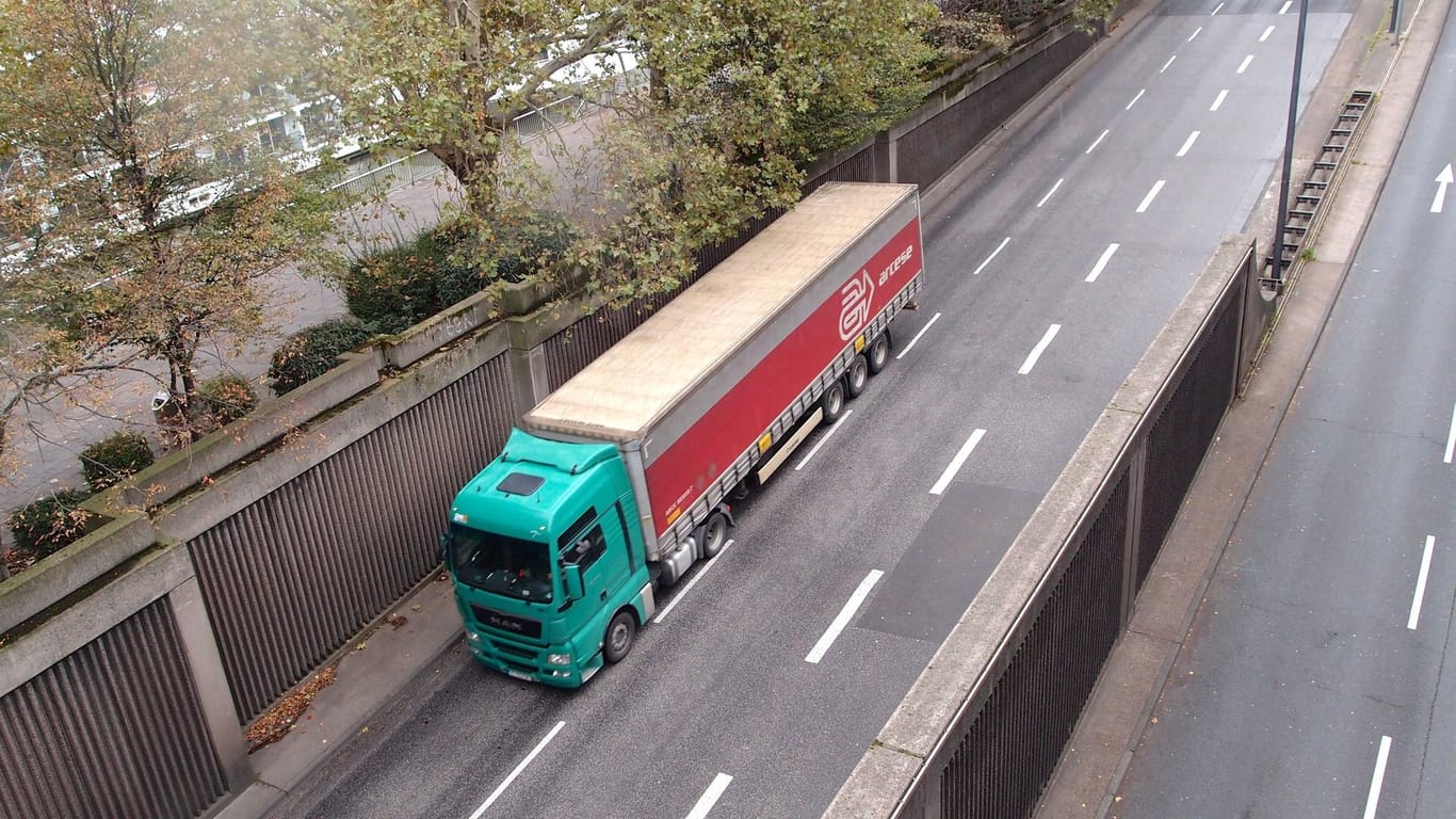 Ein Lkw steht auf einer Straße in Köln: Unterhalb der Deutzer Brücke werden seit August regelmäßig Lkw-Kontrollen durchgeführt.
