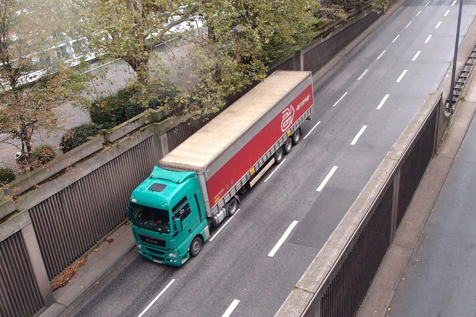 Ein Lkw steht auf einer Straße in Köln: Unterhalb der Deutzer Brücke werden seit August regelmäßig Lkw-Kontrollen durchgeführt.