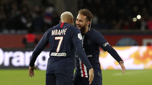 Kylian Mbappe (l) und Neymar wollen beide bei den Olympischen Spielen dabei sein. Kylian Mbappe (l) und Neymar wollen beide bei den Olympischen Spielen dabei sein.