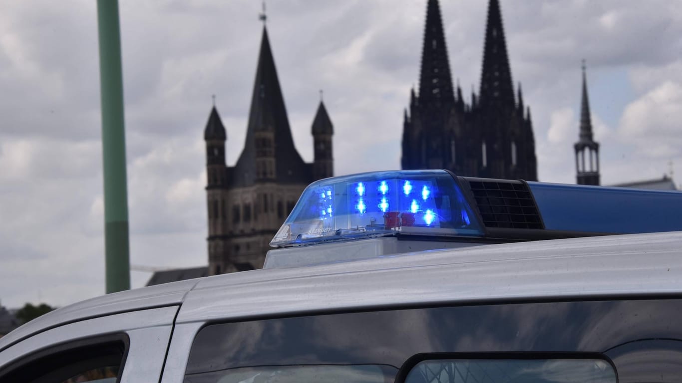 Ein Polizeiwagen vor dem Kölner Dom: An einem Berufskolleg in Köln soll es eine Auseinandersetzung mit einem Messer gegeben haben (Symbolbild).