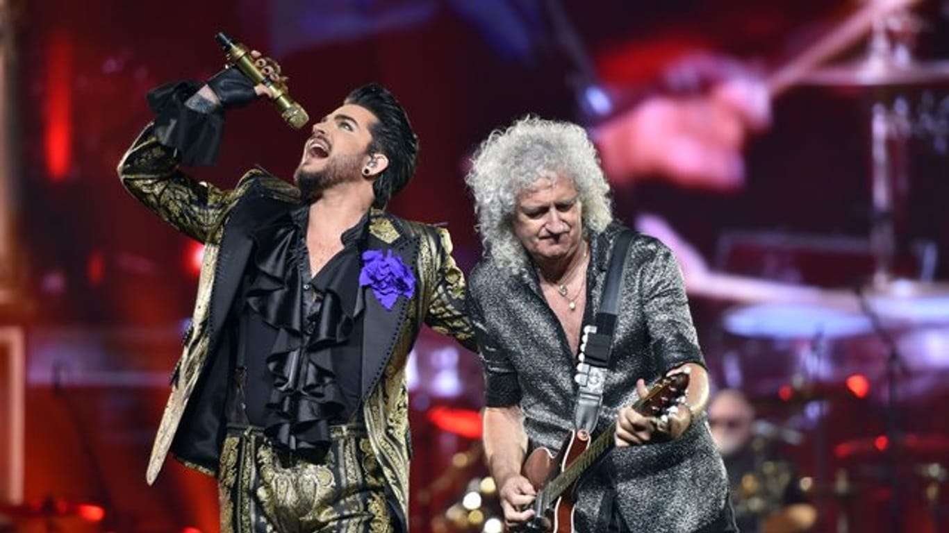 Adam Lambert (l) und Brian May von Queen bei einem Konzert in Chicago.