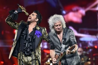 Adam Lambert (l) und Brian May von Queen bei einem Konzert in Chicago.