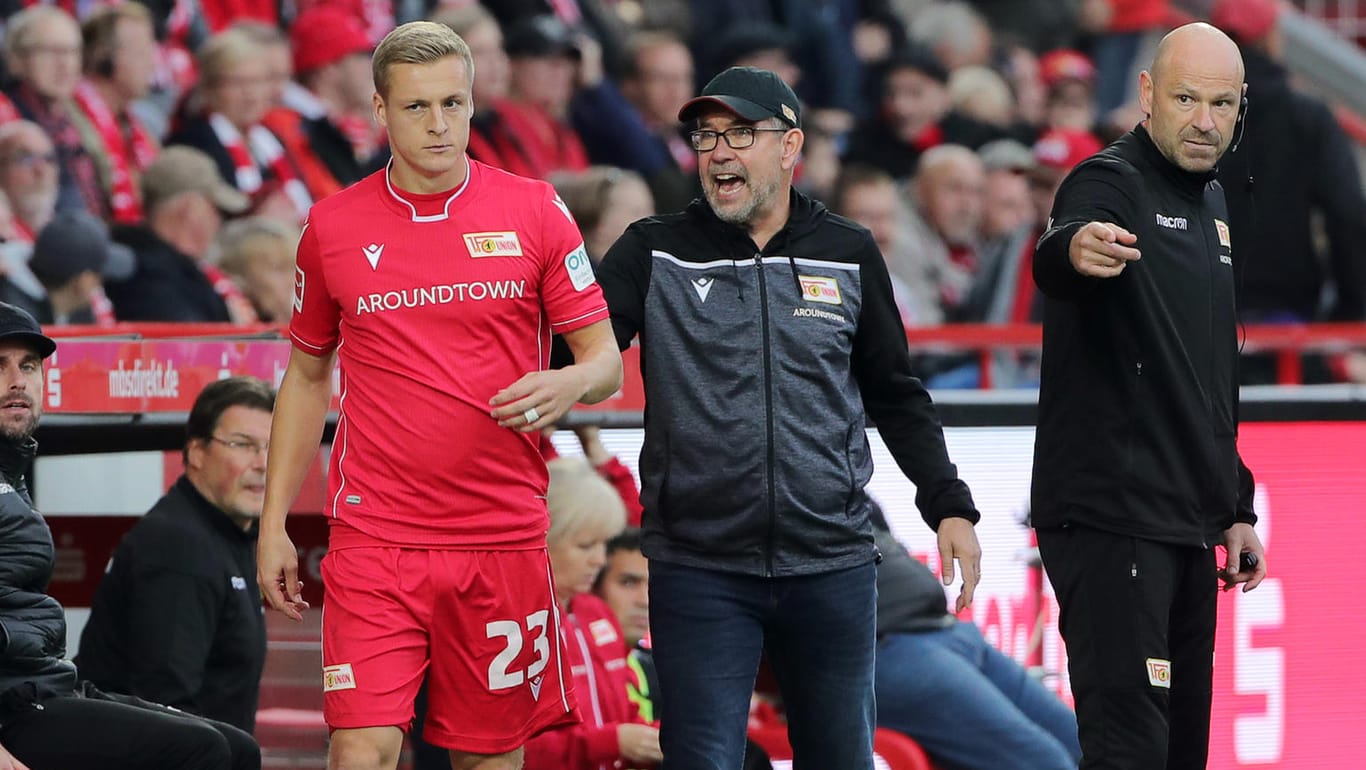Felix Kroos (li.) bei seiner Einwechselung mit Trainer Urs Fischer (M.)und Co-Trainer Markus Hoffmann.