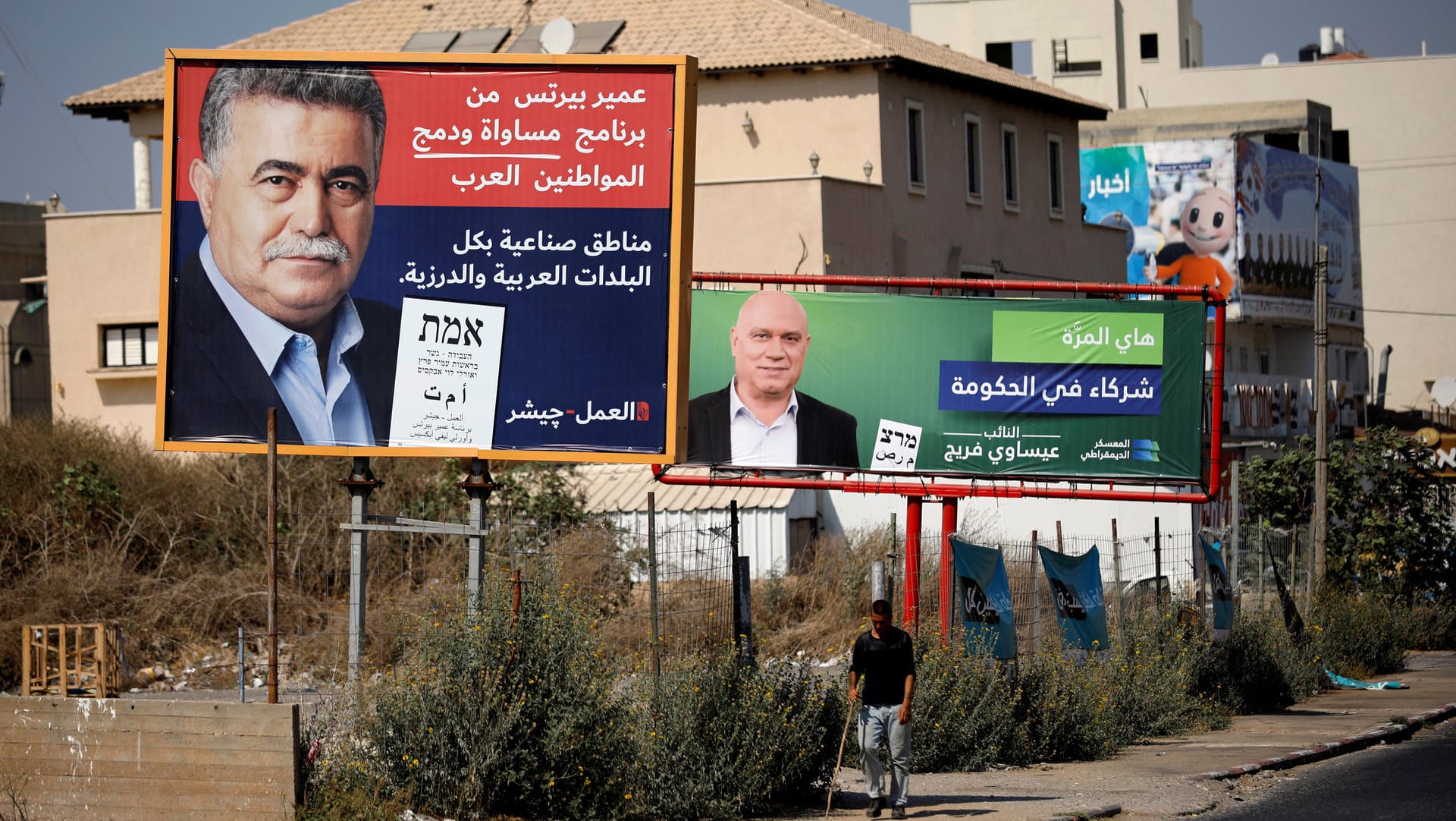 Ein Wahlplakat der Arbeitspartei, das deren Vorsitzenden Amir Peretz zeigt: Peretz steht an der Spitze der gemeinsamen Liste. (Archivbild) Ein Wahlplakat der Arbeitspartei, das deren Vorsitzenden Amir Peretz zeigt: Peretz steht an der Spitze der gemeinsamen Liste. (Archivbild)