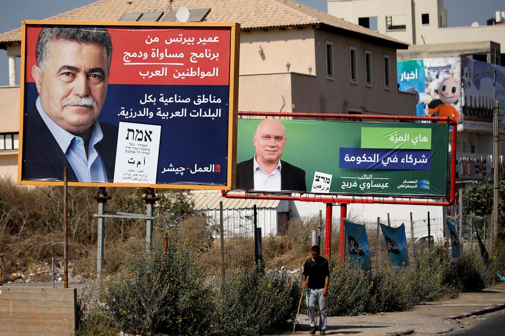 Ein Wahlplakat der Arbeitspartei, das deren Vorsitzenden Amir Peretz zeigt: Peretz steht an der Spitze der gemeinsamen Liste. (Archivbild)