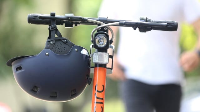 Experten raten E-Scooter-Fahrern, einen Helm zu tragen. Experten raten E-Scooter-Fahrern, einen Helm zu tragen.
