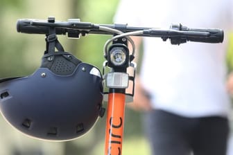 Experten raten E-Scooter-Fahrern, einen Helm zu tragen.
