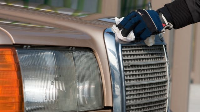 Bei Oldtimern sind Wartung und Pflege besonders wichtig - wer sich solch einen alten Wagen kaufen will, sollte prüfen, ob sich der Vorbesitzer gut gekümmert hat. Bei Oldtimern sind Wartung und Pflege besonders wichtig - wer sich solch einen alten Wagen kaufen will, sollte prüfen, ob sich der Vorbesitzer gut gekümmert hat.