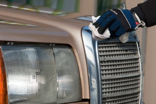 Bei Oldtimern sind Wartung und Pflege besonders wichtig - wer sich solch einen alten Wagen kaufen will, sollte prüfen, ob sich der Vorbesitzer gut gekümmert hat.